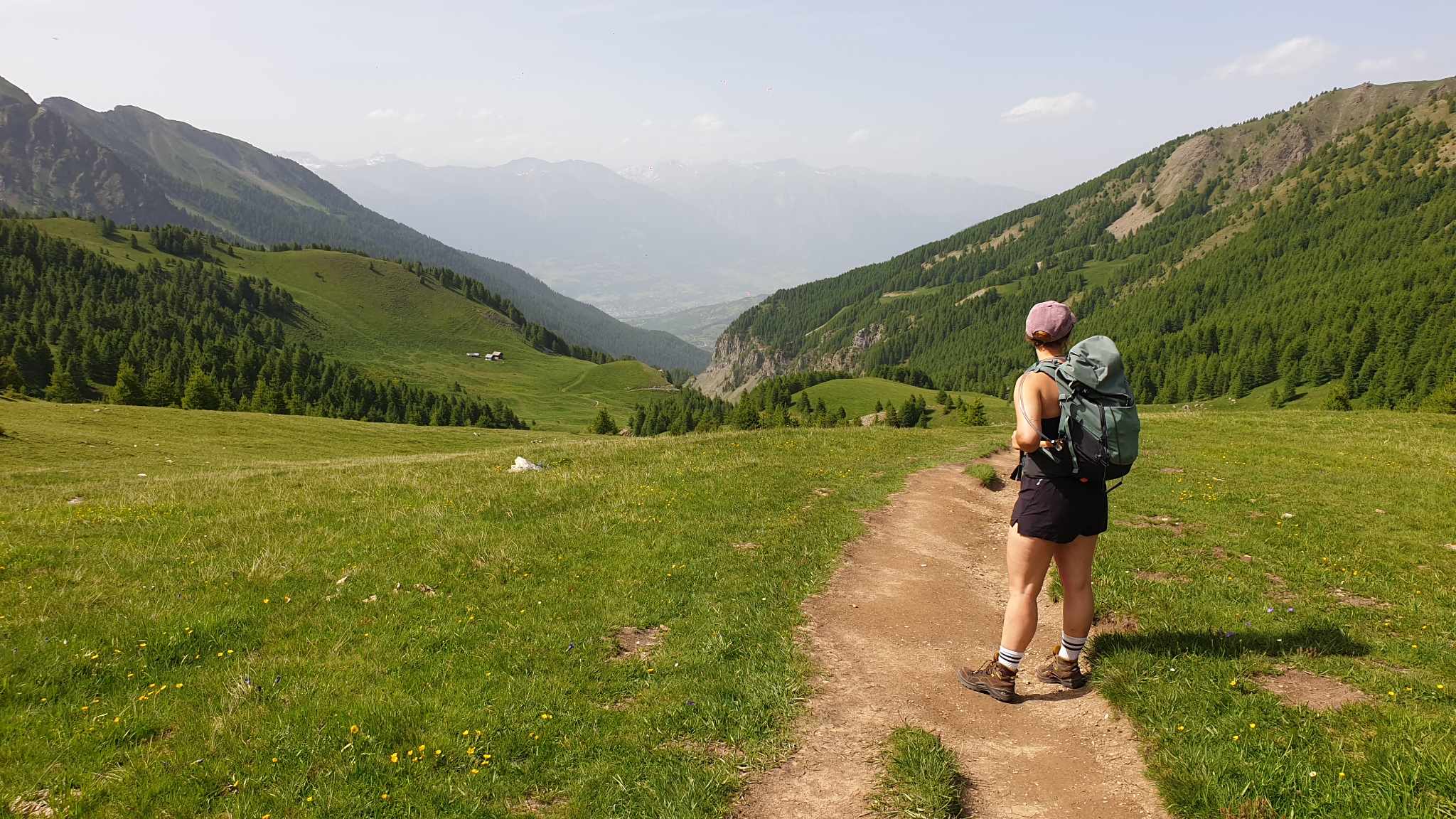 Photo d'une personne en randonnée contemplant le paysage