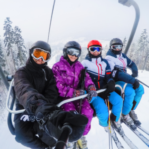 Groupe d'amis au ski